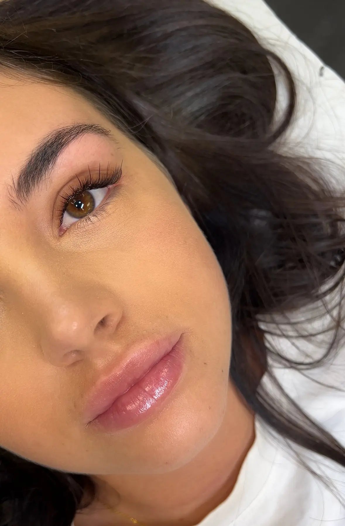 Close-up of a wispy eyelash extension styled in the Kylie effect, showing soft spikes and a lifted outer corner for a natural glam look.