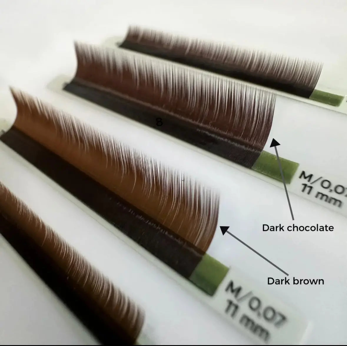 Sticky tape detail on CHARISMA chocolate lash tray – ideal for easy fan creation and smooth pickup