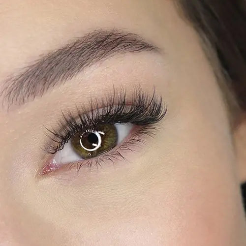 Kylie-inspired wispy volume lashes by Loredana Irimia – subtle lift and natural fullness