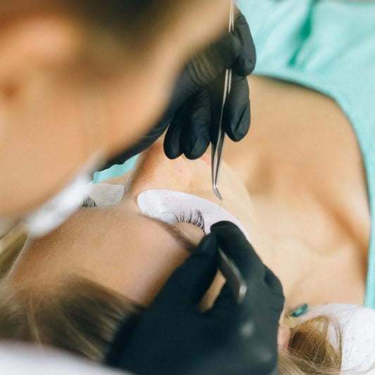 Lash lift patch test in progress – product sensitivity check for lifting, tinting, and lamination treatments