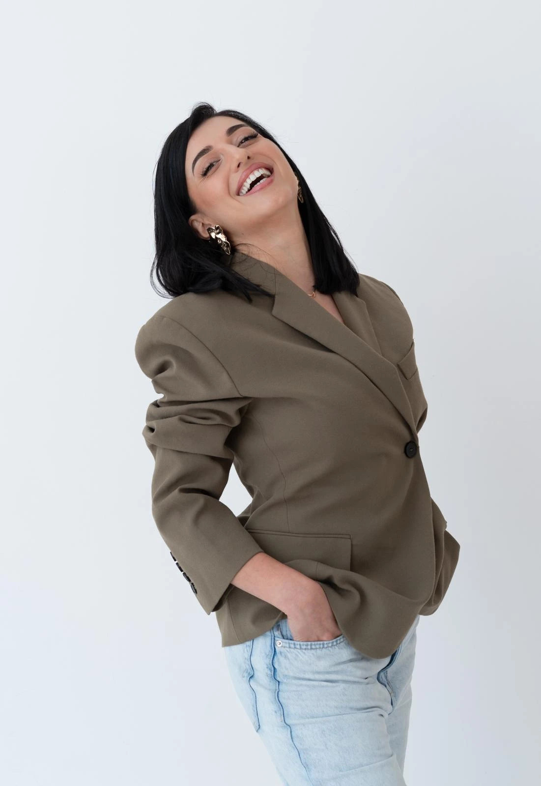 Loredana Irimia lash mentor and educator smiling in professional brand portrait