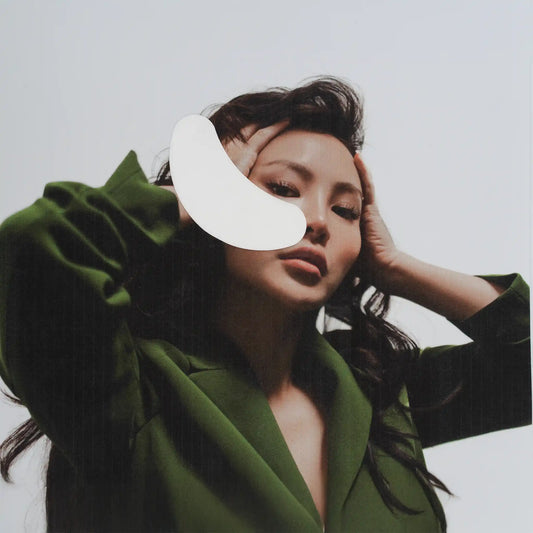 model-wearing-hydrogel-under-eye-patch-for-eyelash-extensions